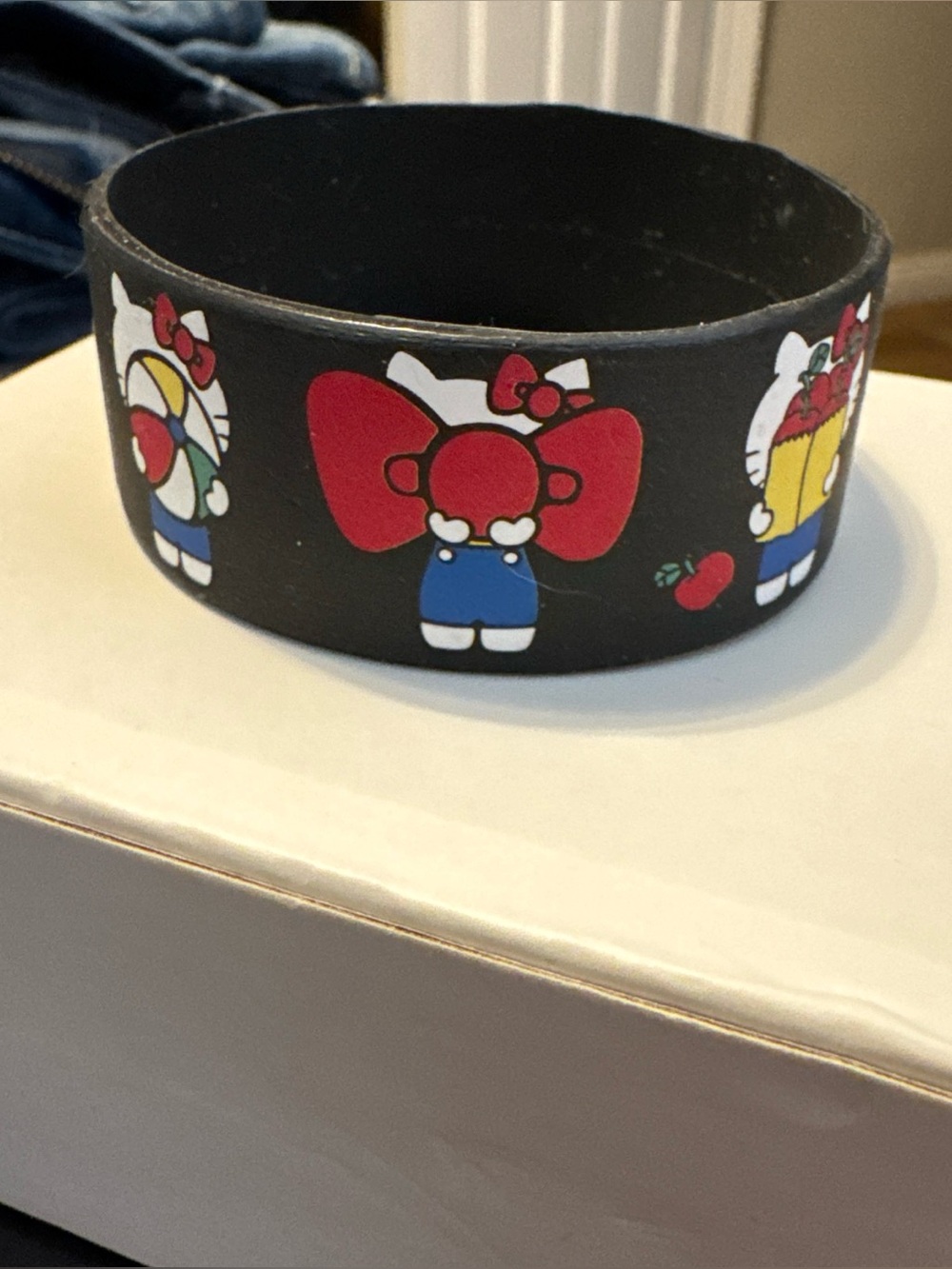 Hello Kitty CON2014 RARE Black Silicone Bracelet - Picture 2 of 3